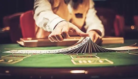 q79 bus စလော့ဂိမ်း APP မိုဘိုင်းဖုန်းဖြင့် Jackpot Slots ကစားနေသောမြင်ကွင်း